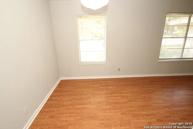 310 Threadneedle Ln — Photo 7