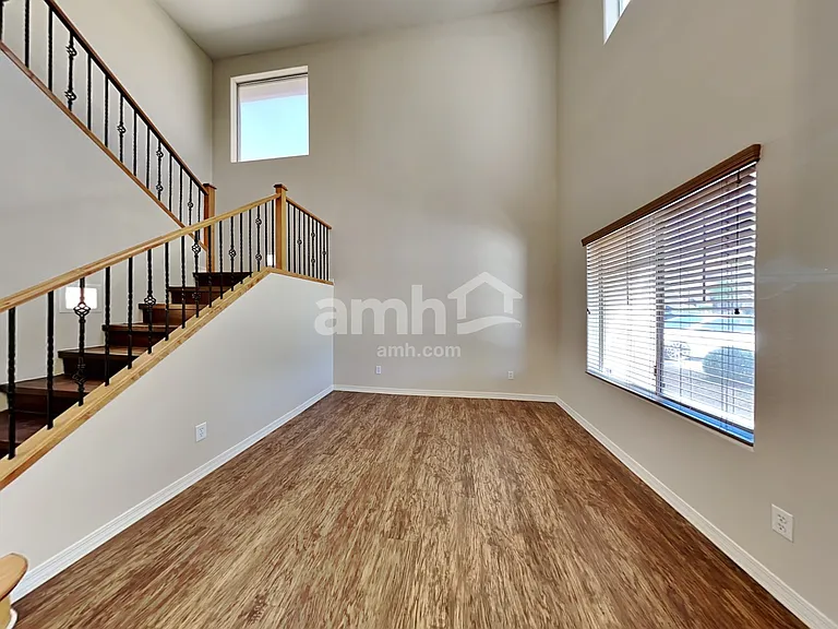 2542 W Cordia Ln — Photo 6
