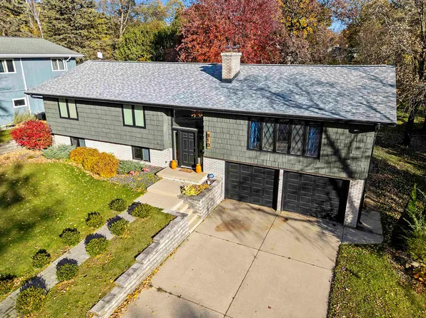 910 Pine Ridge Dr, Green Bay, WI 54311