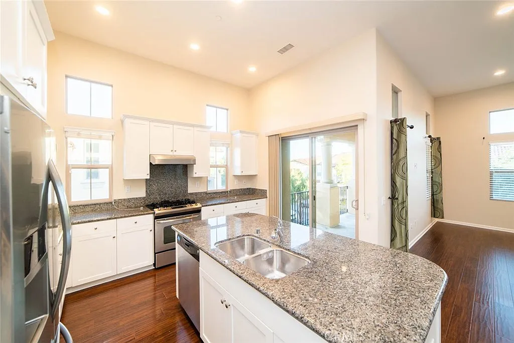 2 bed, 1530 sqft, $4,200 — Photo 4
