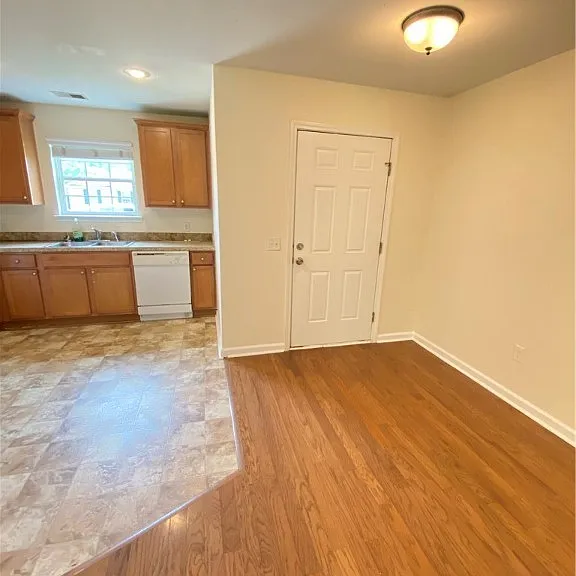 30 Twin Oaks Pl — Photo 2