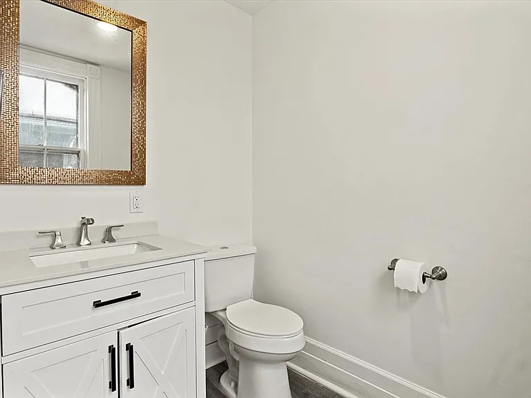 469 Alexander St — Photo 8