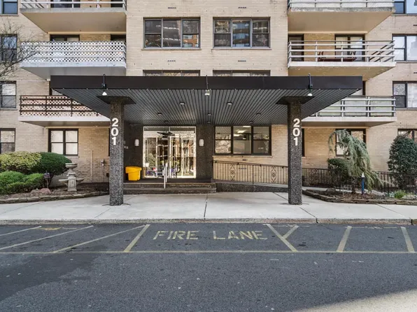 201 Saint Pauls Avenue image 2 of 15