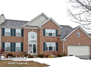 204 Warbler Ct, Lindenhurst, IL 60046