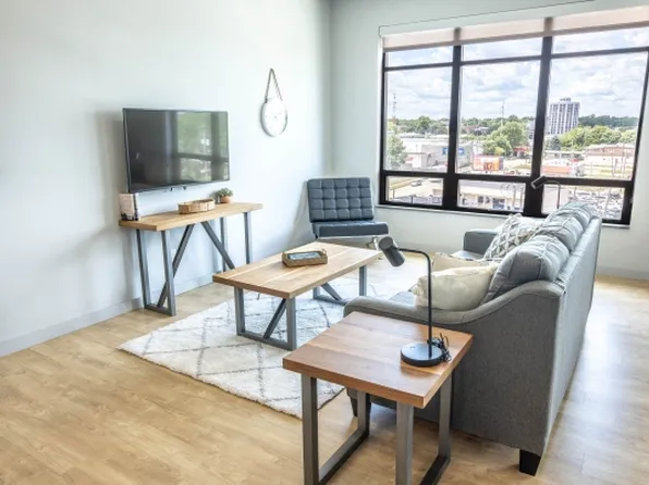 310 S 1st St #507, Champaign, IL 61820