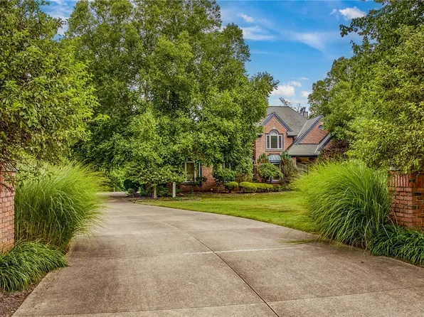 9265 White Oak Rd, Kirtland, OH 44094
