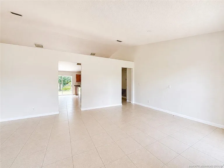 756 SE Lansdowne Ave — Photo 3