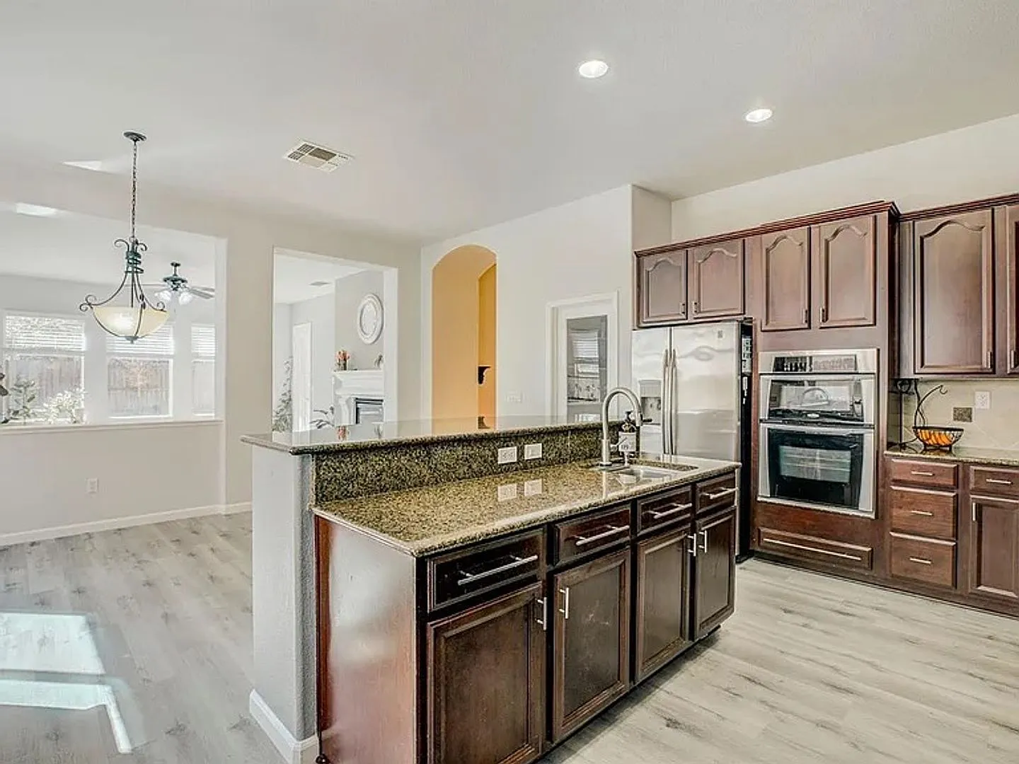 Spacious 5,600 Sq. Ft. Anatolia Home , Park Front , Pool, Gym & Clubhouse Access. — Photo 4