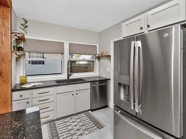 1006 44th Pl — Photo 11