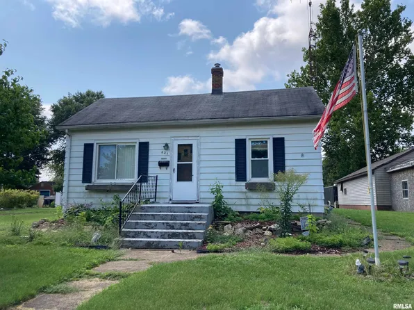 621 3rd St, Lincoln, IL 62656