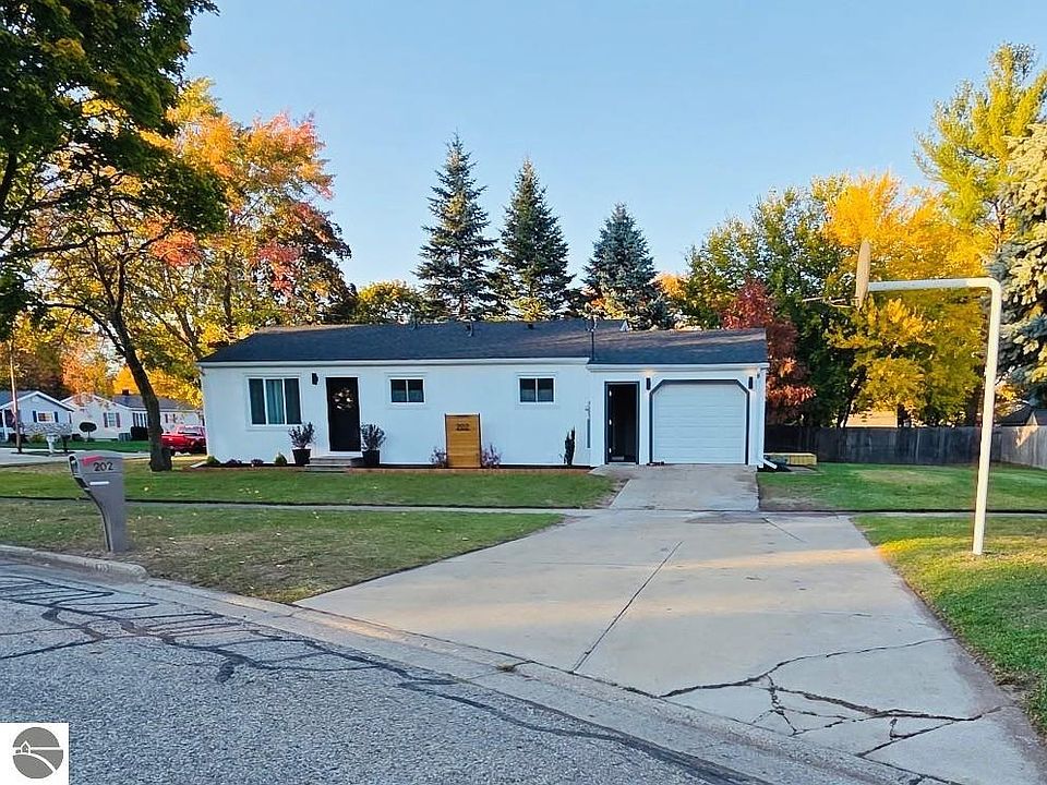1st image of 202 W Grand Ave