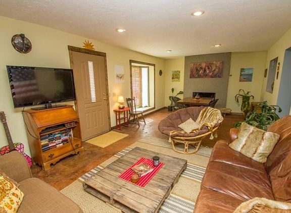 3rd image of 1166 Summit Dr