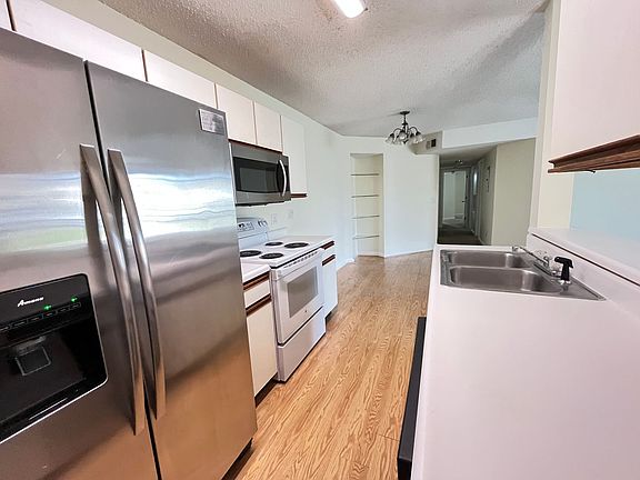 5th image of 2225 Clearwater Dr APT C