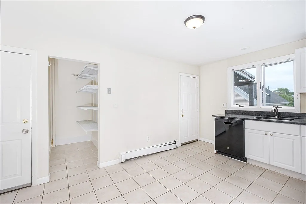 3 bed, 1.0 bath, 1100 sqft, $3,100 — Photo 4