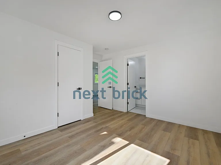 215 S 107th St — Photo 11
