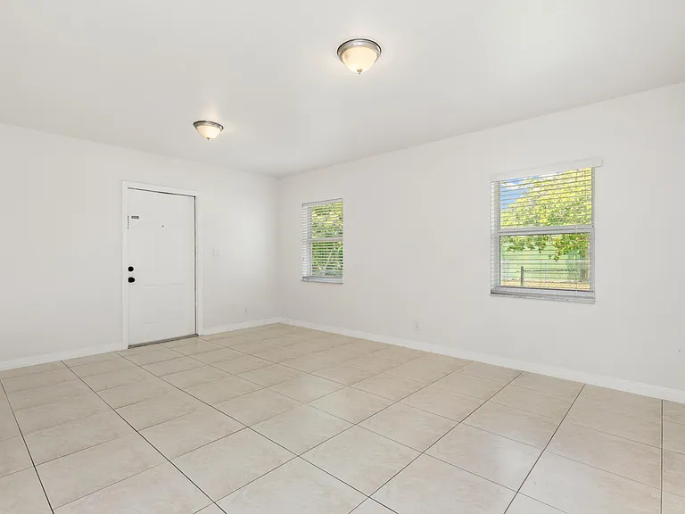 24 SW 6th St #2 — Photo 30