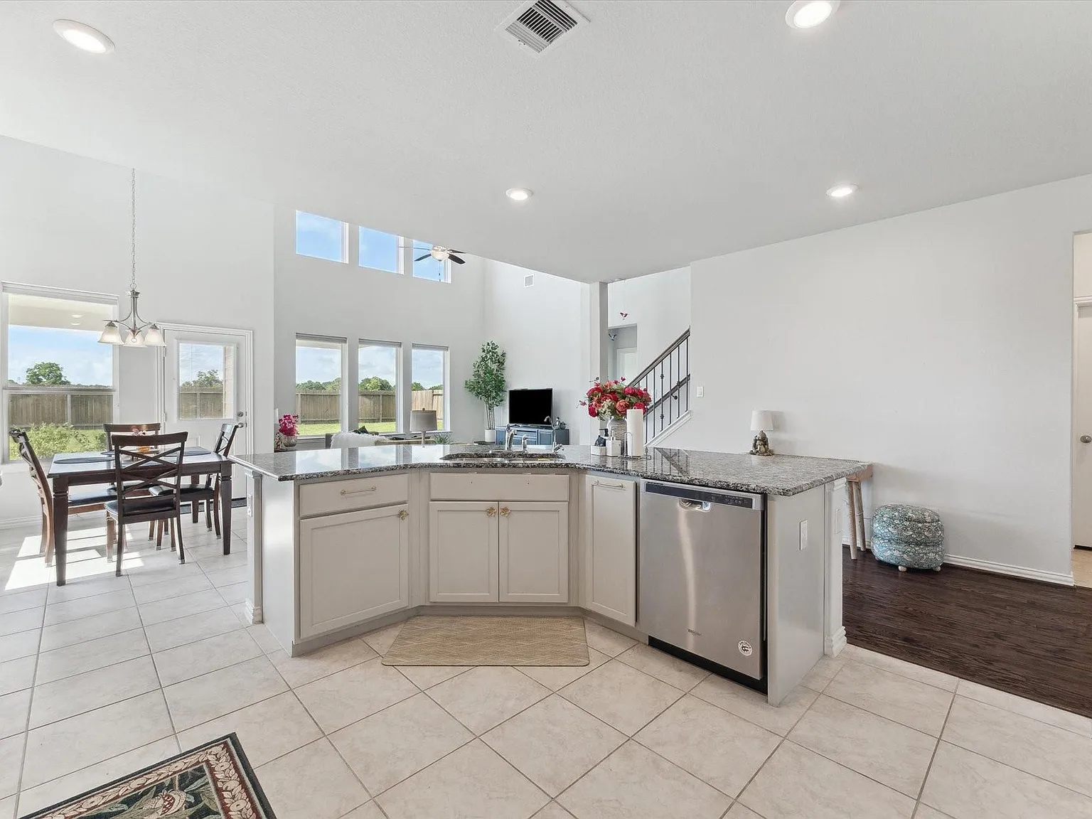 3 bed, 2.5 bath, 2670 sqft, $3,000 — Photo 3