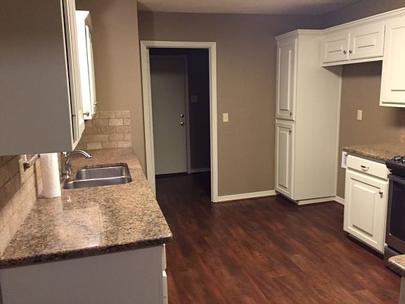 3rd image of 1003 Towne Lake Dr