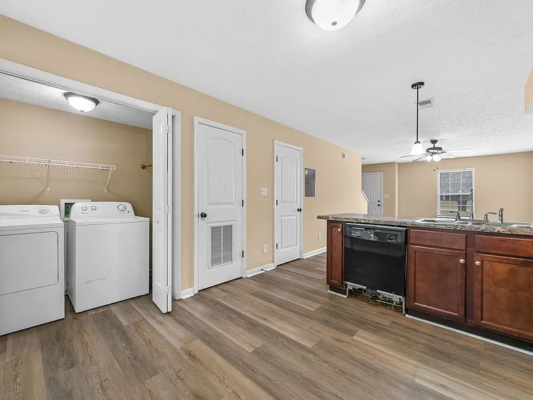 Mccormick Lane-2260 — Photo 12