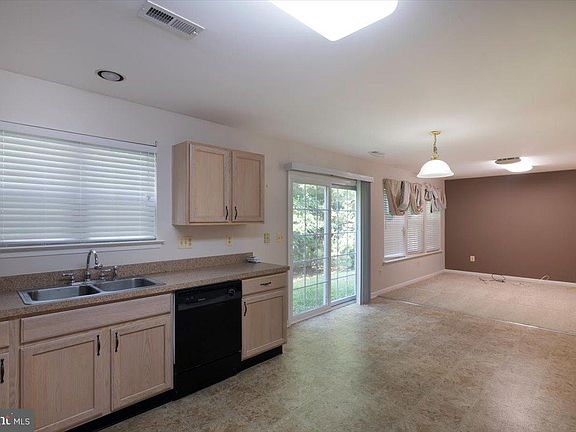 4th image of 560 Vaughn Ave