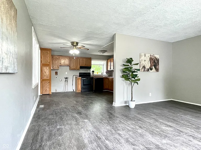 110 N Tyrone Dr — Photo 4