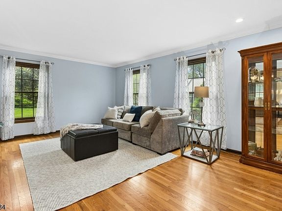 5th image of 220 Queens Ln