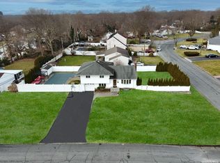 40 Balsam Ln, Commack, NY 11725