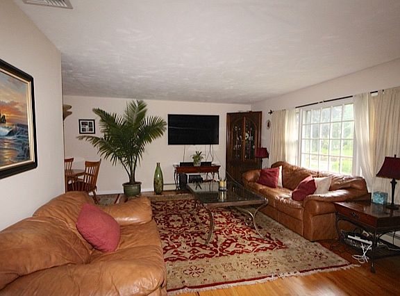 5th image of 444 Flax Hill Road