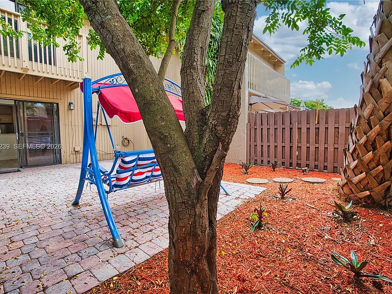 8015 SW 21st Ct #8015 — Photo 5