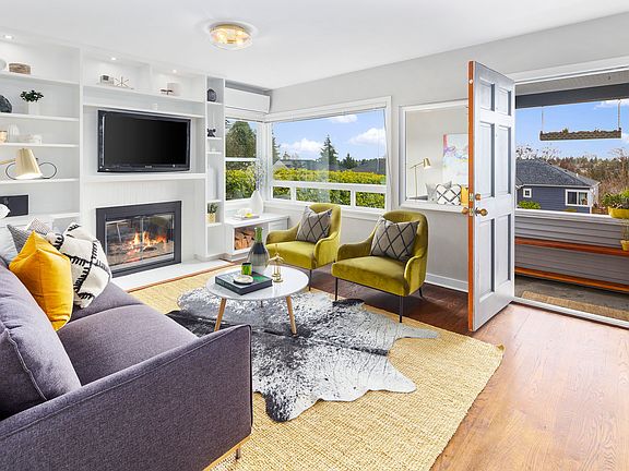 Wake up to Westerly views of the Olympic Mountains!