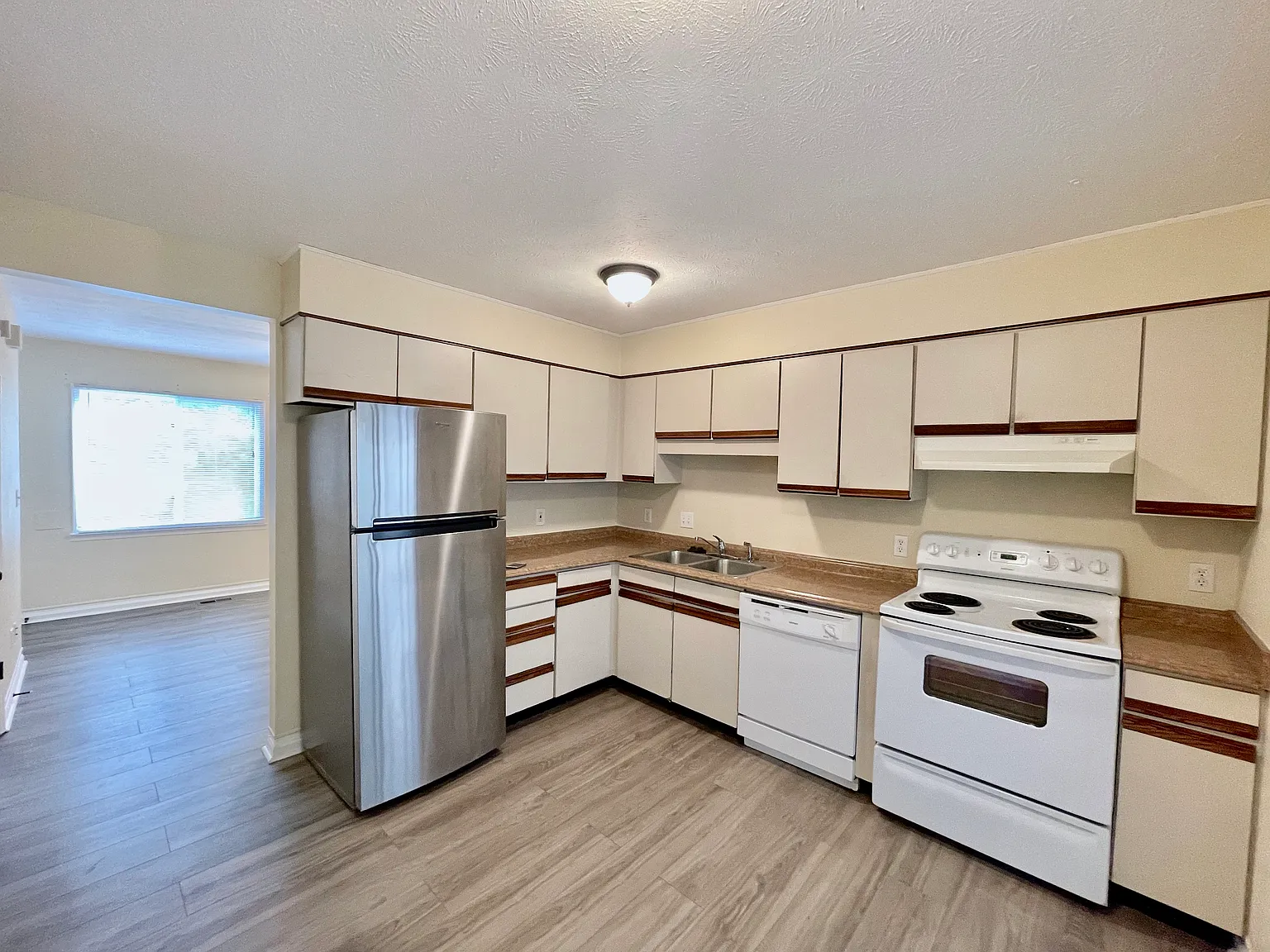 2 bed, 1.5 bath, 1100 sqft, $1,350 — Photo 2