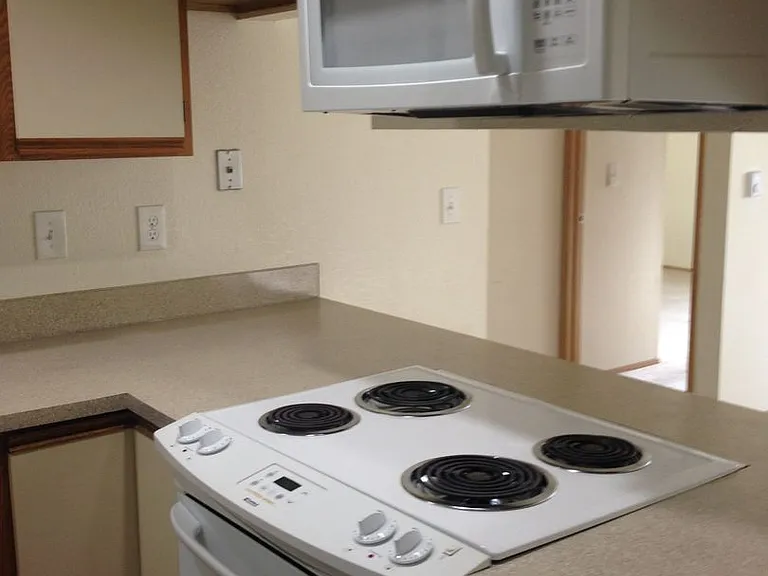 University Court Apartments — Photo 10