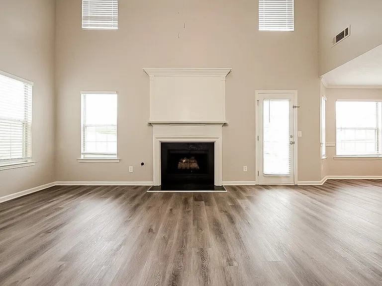 1375 Lafayette Sq — Photo 4