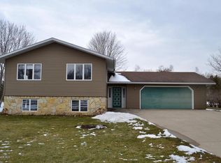 331 Parkview Curv, Zumbrota, MN 55992