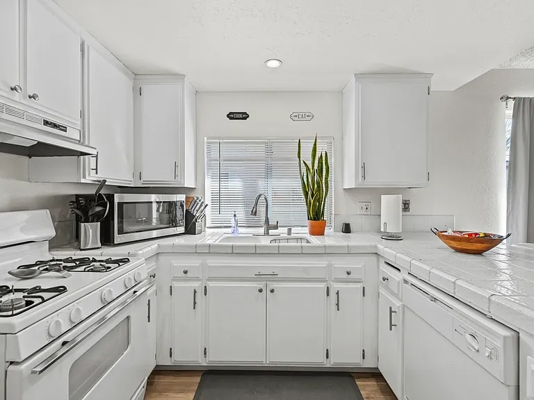 752 E Avenue J9 — Photo 24