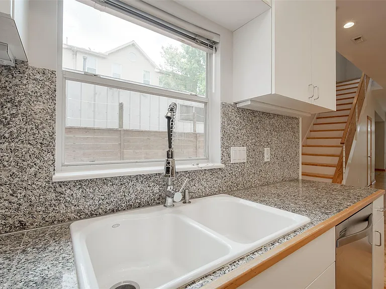5425 Dickson St — Photo 11