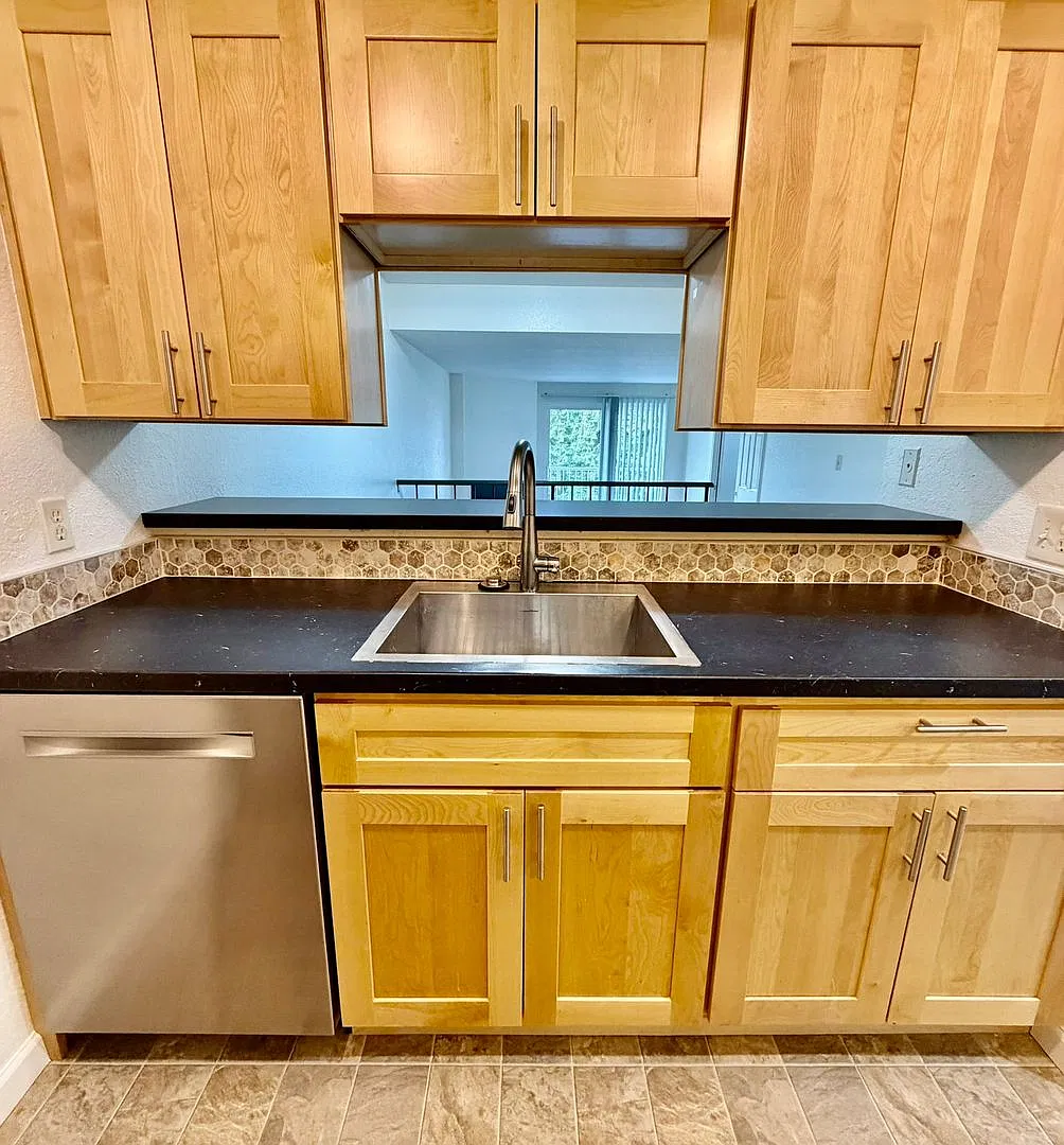 2 Bed 1 Bath Redmond Education Hill neighborhood Condo $1995 per/mo — Photo 3