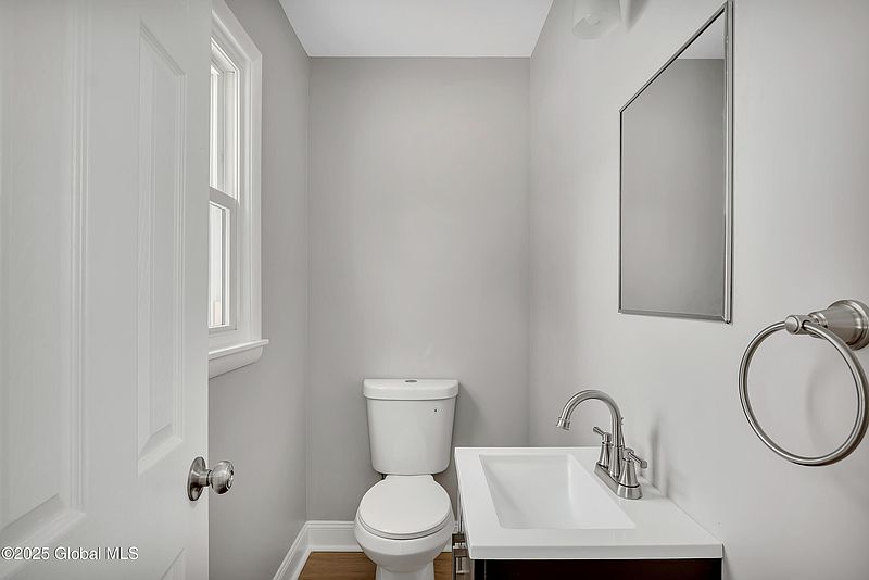 4th image of 28 Crestone Road