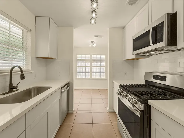 18147 Dinner Creek Dr — Photo 30