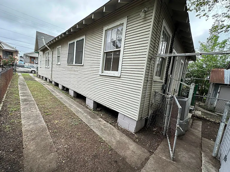 1721 Congress St — Photo 13