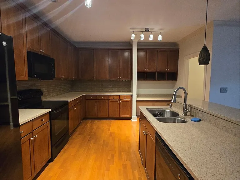 630 Calvert St #206 — Photo 7