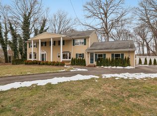 5 Linda Ct, Oyster Bay, NY 11771