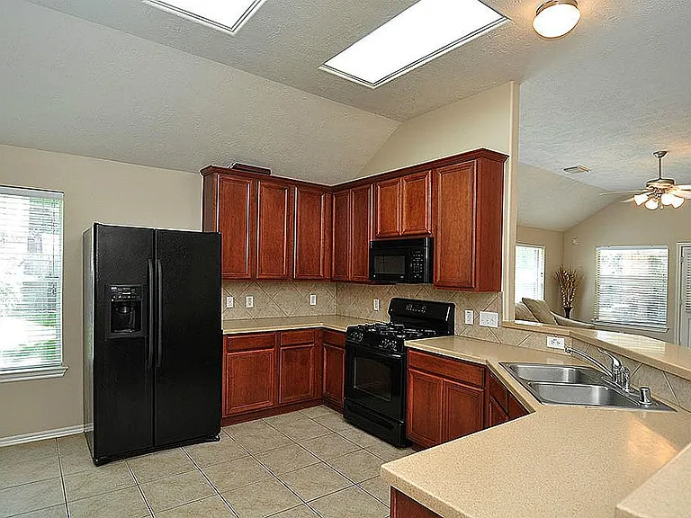 Photo from 2016. Kitchen appliances upgraded to stainless.