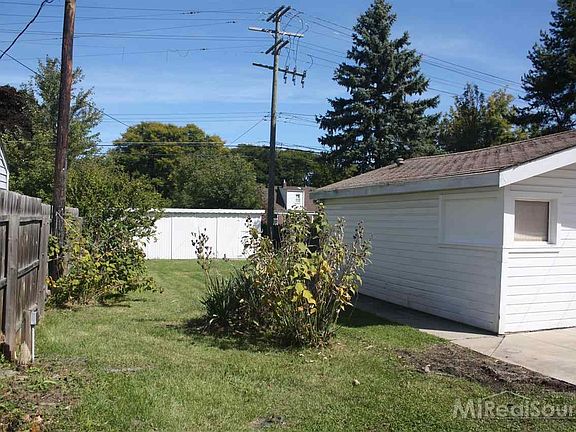 4th image of 19445 Woodland St