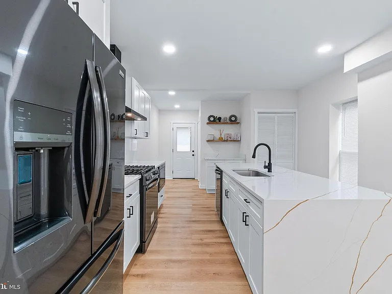 530 E 38th St — Photo 11