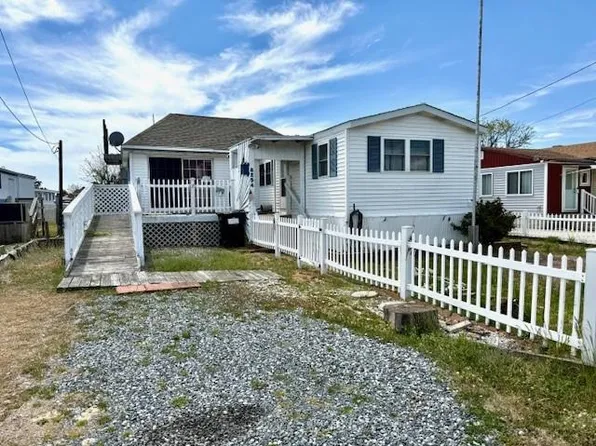 8254 Sea Breeze Dr, Chincoteague Island, VA 23336