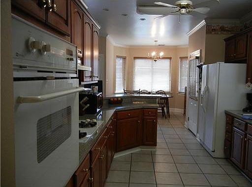 3rd image of 3824 Civic St