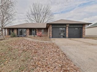 805 NE 2nd St, Blue Springs, MO 64014