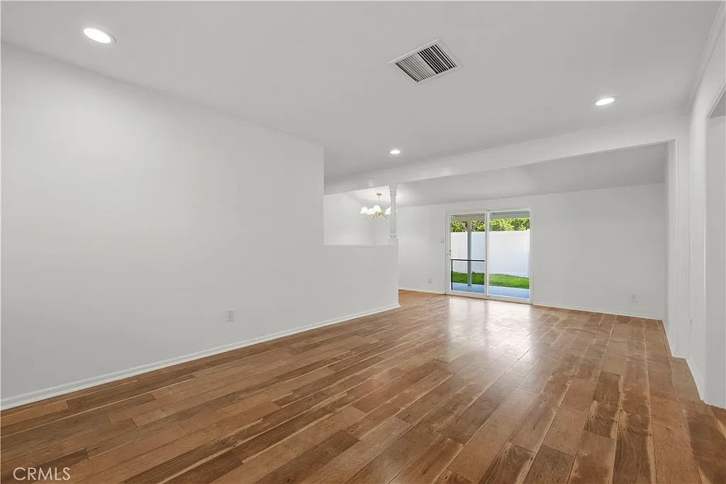 3 bed, 1003 sqft, $3,550 — Photo 3