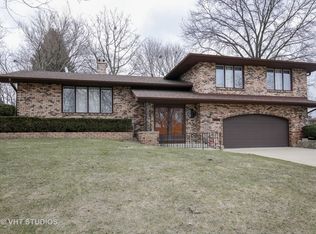 915 Mohawk Dr, Elgin, IL 60120